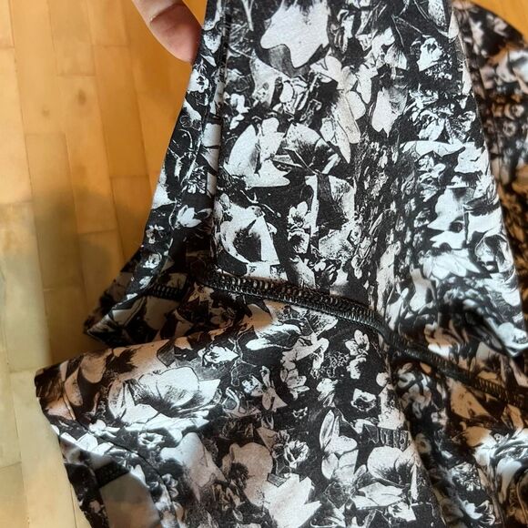 Lululemon Women's Tracker 4” Short Size 8 Black and White Floral GUC With Liner - Picture 8 of 8